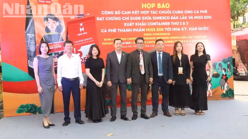 Các doanh nghiệp ký kết hợp tác tại buổi họp báo.