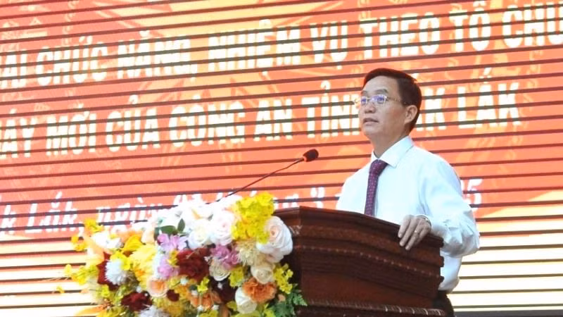 Bí thư Tỉnh ủy Đắk Lắk Nguyễn Đình Trung phát biểu tại buổi lễ. Bí thư Tỉnh ủy Đắk Lắk Nguyễn Đình Trung phát biểu tại buổi lễ.