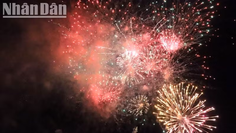 Đắk Lắk bắn pháo hoa tầm thấp với thời gian 15 phút chào đón năm mới Xuân Ất Tỵ 2025.