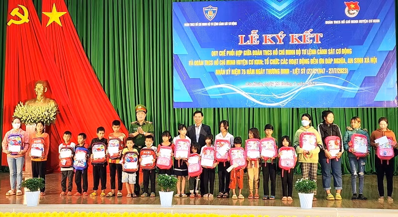 Lãnh đạo Bộ tư lệnh Cảnh sát cơ động và Ủy ban nhân dân huyện Cư Kuin tặng 50 suất quà cho học sinh con các gia đình chính sách có hoàn cảnh khó khăn.