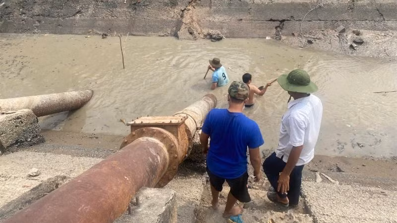 Công ty trách nhiệm hữu hạn một thành viên quản lý công trình thủy lợi Đắk Lắk sử dụng máy bơm nước phục vụ nhân dân chống hạn.