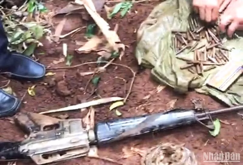 Quá trình truy bắt, lực lượng Công an đã thu được của 3 đối tượng trên 1 khẩu súng, nghi là súng AR 15 cùng nhiều viên đạn.