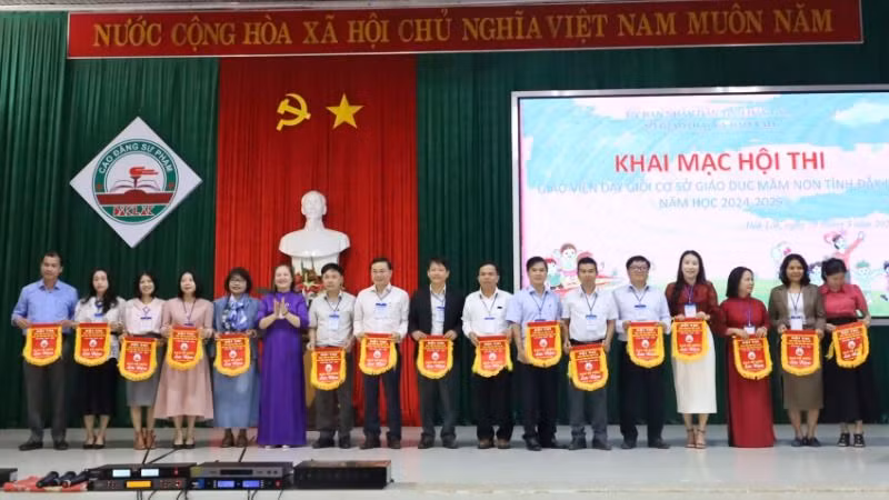 Lãnh đạo Sở Giáo dục và Đào tạo trao tặng cờ lưu niệm cho các đơn vị dự thi.