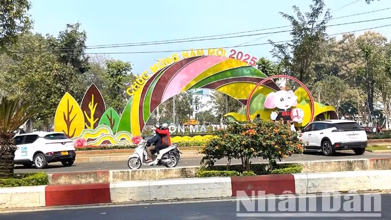 Nhiều khu vực trên địa bàn thành phố Buôn Ma Thuột được trang trí tạo không khí vui tươi, phấn khởi chào mừng Xuân Ất Tỵ 2025.