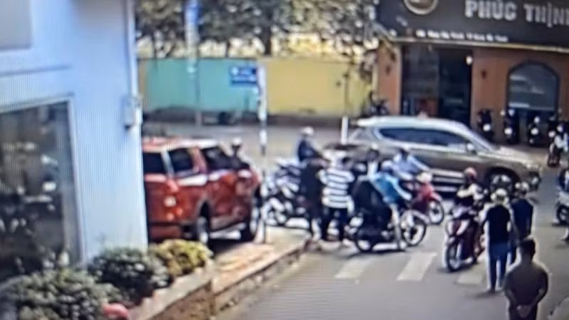 Sau đó đánh ông Trung, hai thanh niên lên xe bỏ đi.