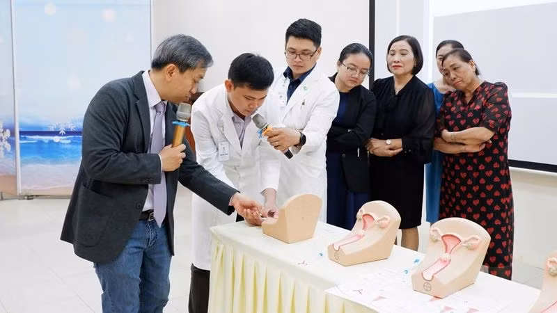 Bác sĩ chuyên khoa II Nguyễn Quang Nhật, Bệnh viện Từ Dũ, hướng dẫn thực hành trên mô hình tại Hội thảo.