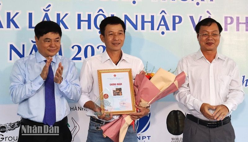 Phó Bí thư Thường trực Tỉnh ủy Đắk Lắk Phạm Minh Tấn và Phó Trưởng Ban Thường trực Ban Tuyên giáo Tỉnh ủy Đắk Lắk Huỳnh Chiến Thắng trao giải nhất Cuộc thi ảnh nghệ thuật “Buôn Ma Thuột-Đắk Lắk hội nhập và phát triển”, cho tác giả đoạt giải.