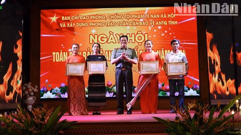 Giám đốc Công an tỉnh Đắk Lắk tặng Giấy khen cho 1 tập thể, 4 cá nhân đã có thành tích xuất sắc trong thực hiện phong trào Toàn dân bảo vệ an ninh Tổ quốc năm 2024.