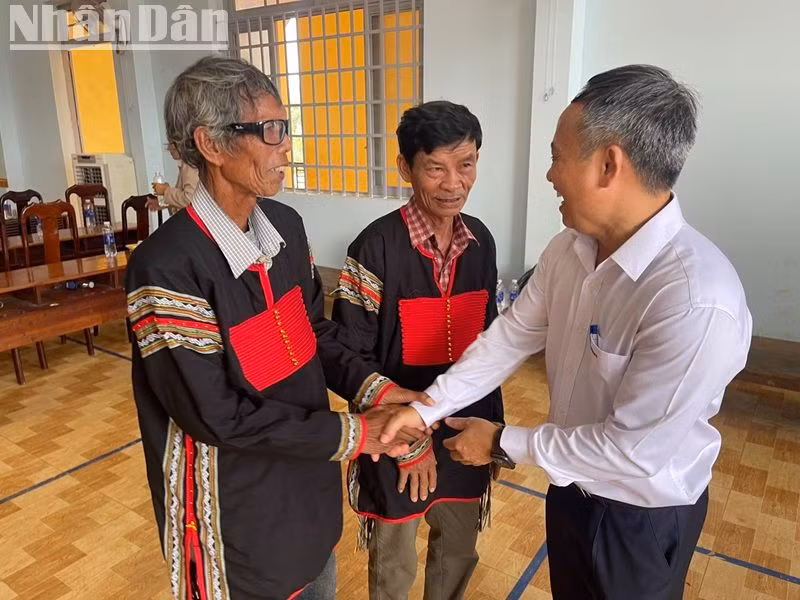 Giám đốc Công ty Điện lực Đắk Lắk Trần Văn Thuận thăm hỏi, động viên những người lớn tuổi ở buôn M'riu.