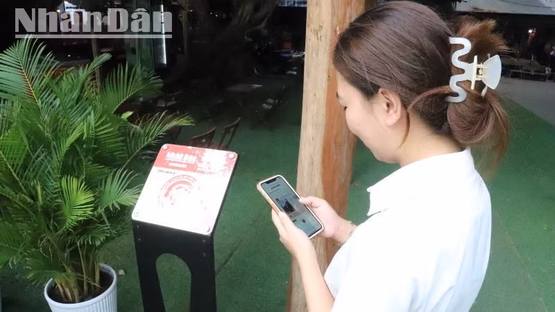 Nhân viên Trung tâm Du lịch Cầu treo Buôn Đôn hào hứng khi trải nghiệm Dự án "Yêu lắm Việt Nam"