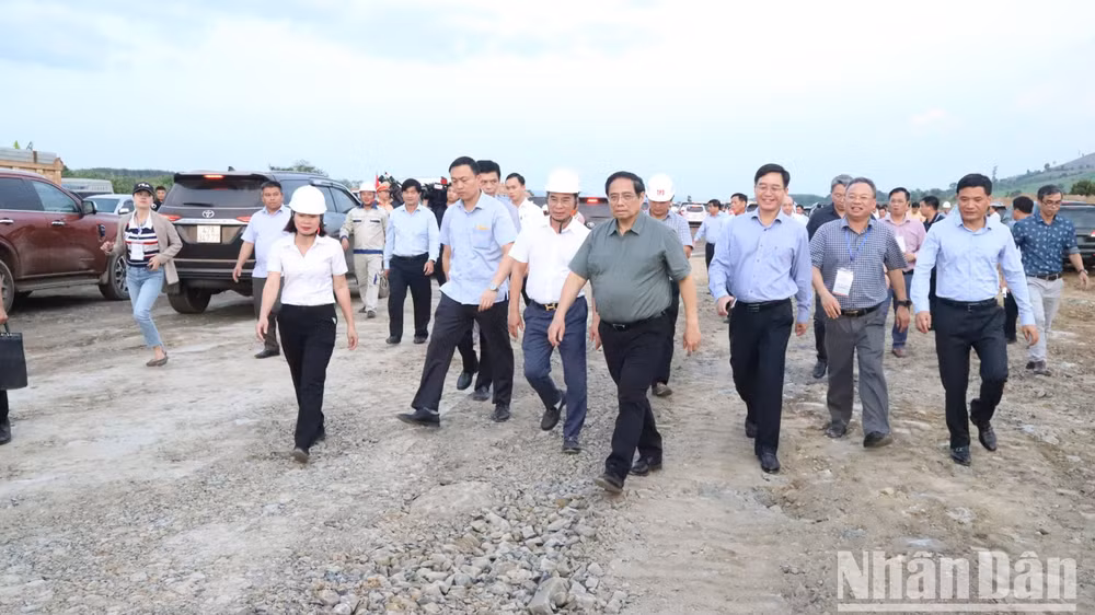 Thủ tướng thị sát gói thầu của Công ty TNHH Đầu tư và Thương mại Sài Gòn đoạn qua huyện Ea Kar, tỉnh Đắk Lắk.