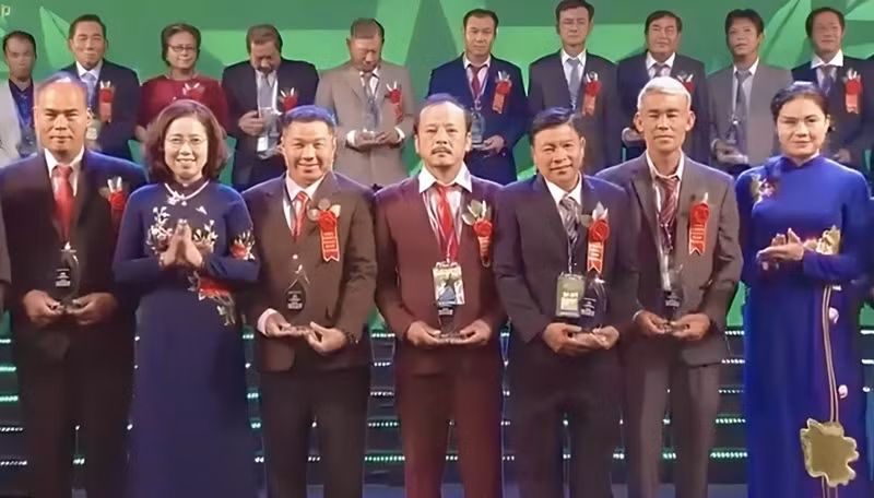Ông Nguyễn Văn Sanh, người đứng thứ 3, hàng đầu từ phải sang nhận giải thưởng Nông dân Việt Nam xuất sắc năm 2023.