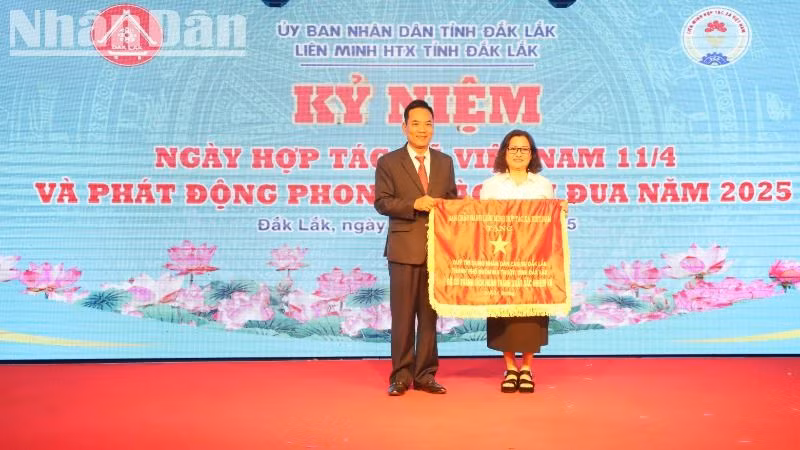 Thừa ủy quyền của Liên minh Hợp tác xã Việt Nam, Chủ tịch Liên minh Hợp tác xã tỉnh Đắk Lắk Huỳnh Bài tặng Cờ thi đua cho Quỹ tín dụng Nhân dân cao su Đắk Lắk dẫn đầu phong trào thi đua năm 2024.