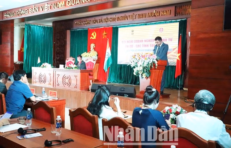 Ông Madan Mohan Sethi, Tổng Lãnh sự Ấn Độ tại Thành phố Hồ Chí Minh phát biểu tại hội nghị.