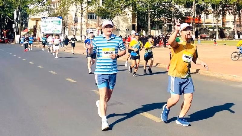 Các vận động viên trên đường chạy.