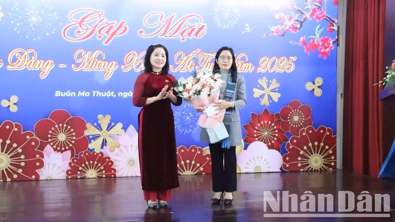 Đồng chí Nguyễn Thị Thu Nguyệt, Phó trưởng đoàn chuyên trách, phụ trách Đoàn Đại biểu Quốc hội tỉnh Đắk Lắk tặng hoa chúc mừng đồng chí Lê Thị Thanh Xuân, nguyên Phó trưởng đoàn phụ trách Đoàn đại biểu Quốc hội khóa XV tỉnh được Ban Thường vụ Tỉnh ủy và Ủy ban nhân dân tỉnh phân công giữ chức Giám đốc Sở Giáo dục và Đào tạo tỉnh Đắk Lắk.