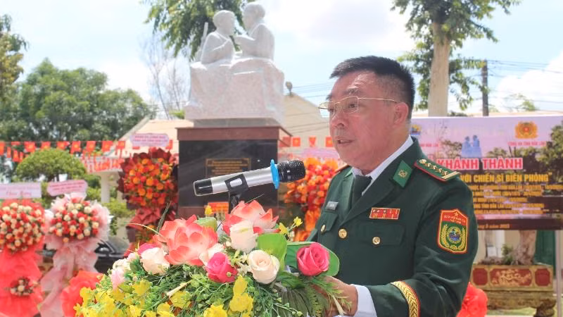 Đại tá Đào Viết Hùng, Chỉ huy trưởng Bộ đội Biên phòng tỉnh Đắk Lắk phát biểu tại lễ khánh thành tượng đài “Bác Hồ với chiến sĩ Biên phòng”.