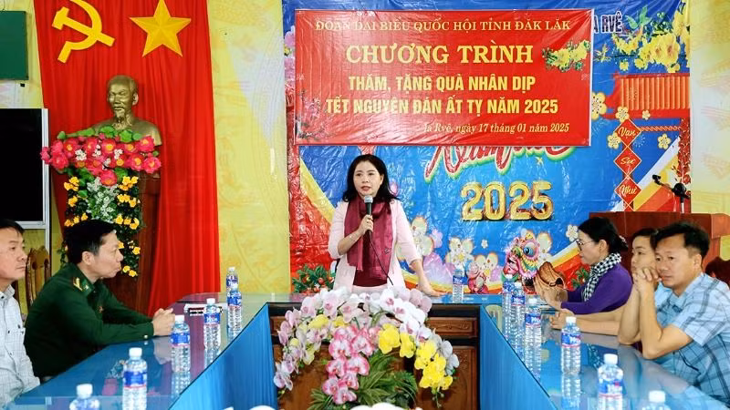 Đồng chí Nguyễn Thị Thu Nguyệt trò chuyện, chúc Tết lãnh đạo, cán bộ, nhân dân xã Ia Rvê.