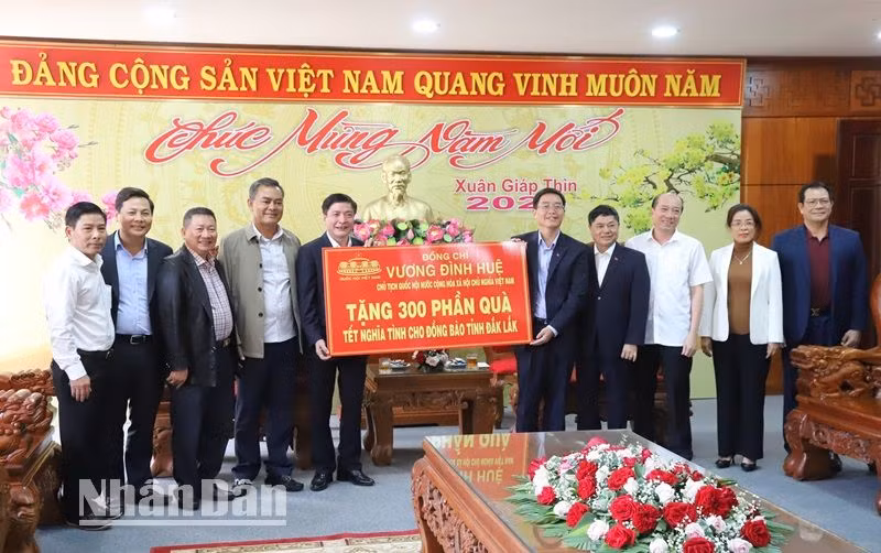 Thừa ủy quyền của Chủ tịch Quốc hội Vương Đình Huệ, đồng chí Bùi Văn Cường, Ủy viên Trung ương Đảng, Ủy viên Ủy ban Thường vụ Quốc hội, Tổng Thư ký, Chủ nhiệm Văn phòng Quốc hội đã trao tặng 300 suất quà Tết của Chủ tịch Quốc hội Vương Đình Huệ cho Tỉnh ủy Đắk Lắk để tặng cho đồng bào các dân tộc tỉnh Đắk Lắk. 