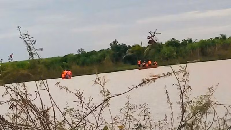 Các lực lượng chức năng tìm kiếm nạn nhân trên lòng hồ.