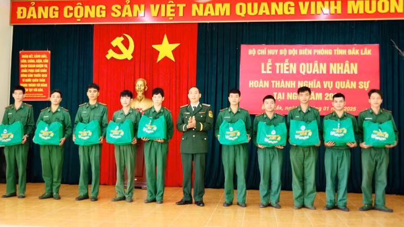 Lãnh đạo Bộ Chỉ huy Bộ đội Biên phòng tỉnh Đắk Lắk trao quà tặng quân nhân hoàn thành nghĩa vụ quân sự trở về địa phương.