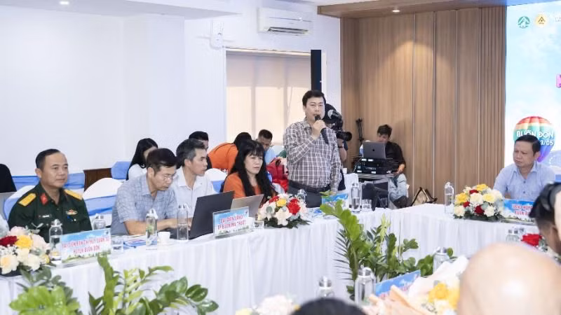 Giám đốc Sở Văn hóa, Thể thao và Du lịch tỉnh Đắk Lắk Trần Hồng Tiến phát biểu tại buổi họp báo.