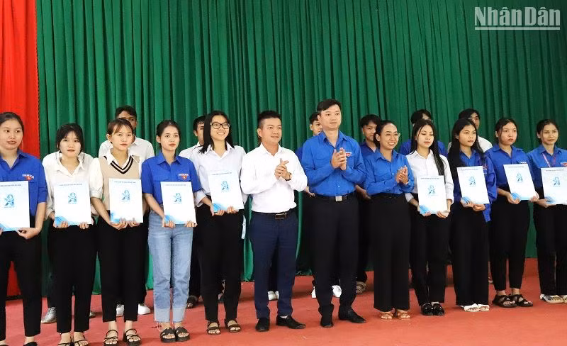 Anh Nguyễn Minh Triết và lãnh đạo Tỉnh đoàn Đắk Lắk trao tặng 20 suất học bổng cho 20 sinh viên có hoàn cảnh khó khăn trên địa bàn tỉnh Đắk Lắk.