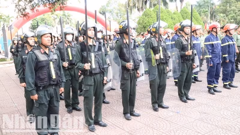 Lực lượng cảnh sát cơ động Công an tỉnh Đắk Lắk sẵn sàng lên đường làm nhiệm vụ.