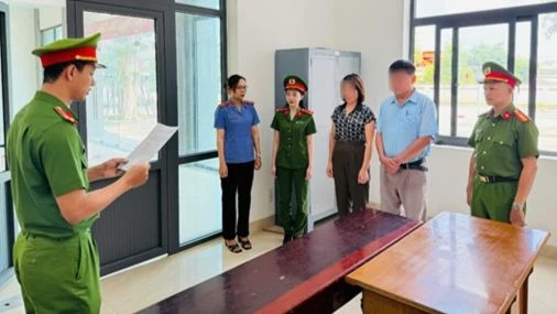 Cơ quan Công an đọc lệnh khởi tố ông Lê Văn Hoàng Lâm và bà Nguyễn Châu Xa về hành vi lập khống chứng từ chiếm đoạt hàng trăm triệu đồng tiền bảo vệ rừng.
