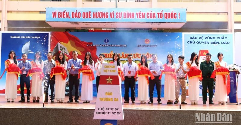 Các đại biểu cắt băng khai mạc triển lãm.