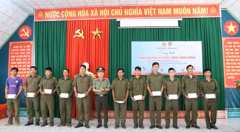 Lãnh đạo Công an tỉnh Hà Nam tặng quà cho các công an viên thôn, buôn xã Cư Pui.