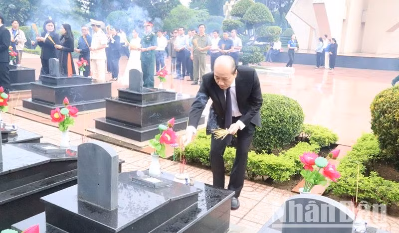 Các đại biểu thắp hương trên các phần mộ các liệt sĩ.