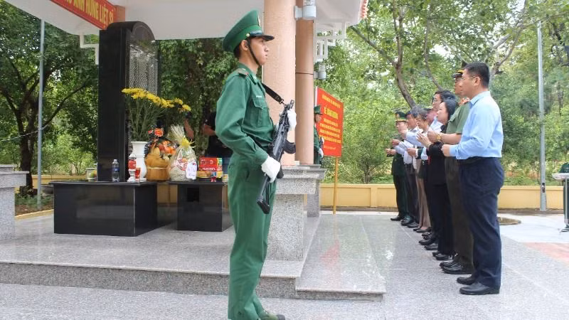 Đoàn công tác dâng hương tưởng niệm các Anh hùng liệt sĩ hy sinh tại khu vực Đồn Biên phòng Sêrêpốk.