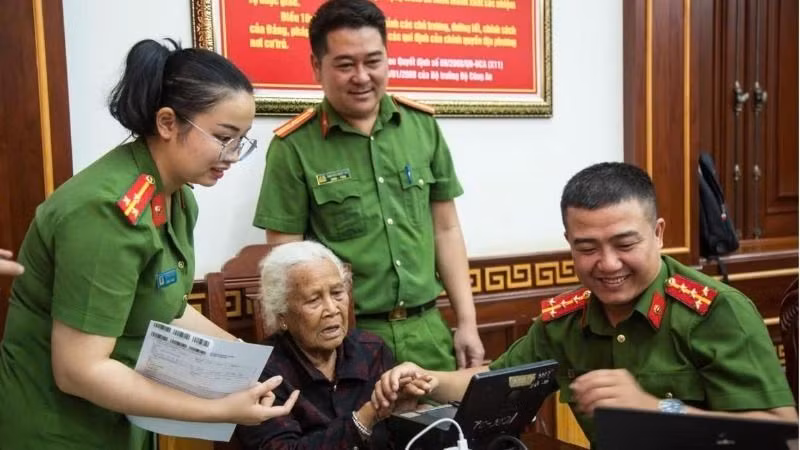 Cán bộ, chiến sĩ Công an tỉnh Đắk Lắk tích hợp thông tin ADN vào hồ sơ thu nhận Thẻ căn cước.