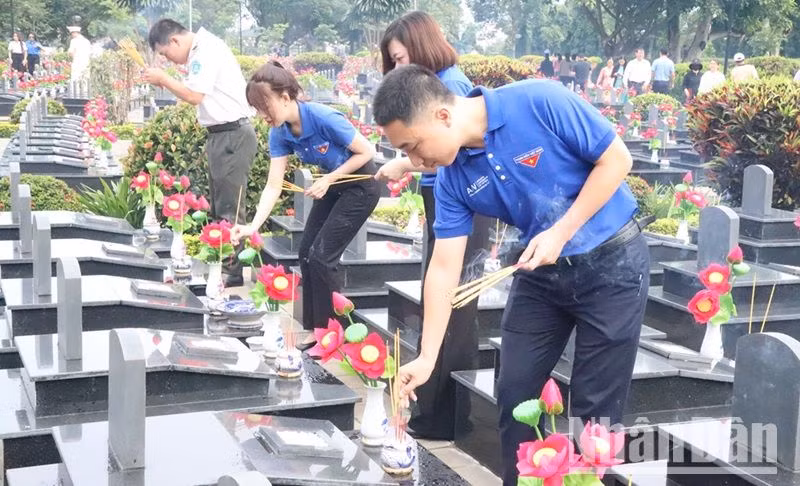 Các đoàn viên, thanh niên thắp hương trên các phần mộ liệt sĩ.