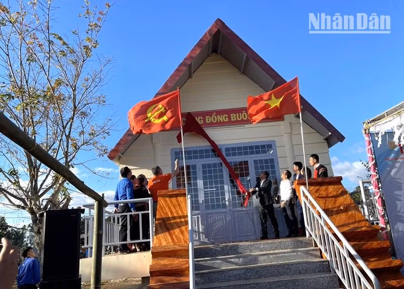 Lãnh đạo Ủy ban Mặt trận Tổ quốc Việt Nam tỉnh Đắk Lắk, báo Tiền Phong và nhà tài trợ tháo băng khánh thành nhà cộng đồng buôn Kđoh.