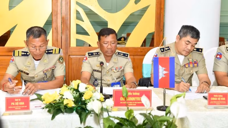 Thiếu tướng On Bunnyrit (người ở giữa), Phó trưởng Ty Công an tỉnh Mondulkiri, Trưởng đoàn đại biểu Ty Công an tỉnh Mondulkiri dự buổi hội đàm.