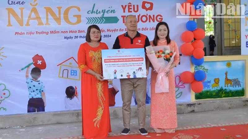 Đại diện Công ty Cổ phần 247Express trao biểu trưng công trình tặng phân hiệu Trường mầm non Hoa Sen tại xã Ia Lốp.