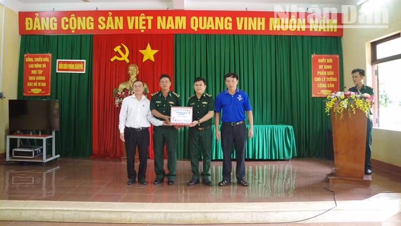 Đại diện Sở Giáo dục và Đào tạo tỉnh Đắk Lắk tặng quà cán bộ, chiến sĩ Đồn Biên phòng Sêrêpốk.