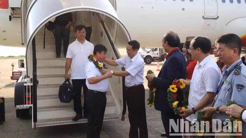 Lãnh đạo tỉnh Đắk Lắk, lãnh đạo hãng hàng không Vietjet và Cảng hàng không Buôn Ma Thuột chào đón những vị khách trong gần 1 triệu lượt khách sau 10 năm mở đường bay thành phố Buôn Ma Thuột - Vinh.
