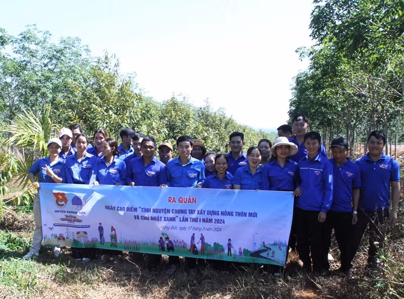 Các đoàn viên, thanh niên tại buổi ra quân số hóa cây sầu riêng trên địa bàn xã Cư Kbô, huyện Krông Búk trong ngày 17/3.