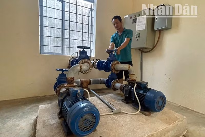 Máy bơm nước của một công trình cấp nước sinh hoạt tập trung ở huyện Krông Bông đang bơm nước phục vụ nhân dân sinh hoạt trong mùa khô hạn.