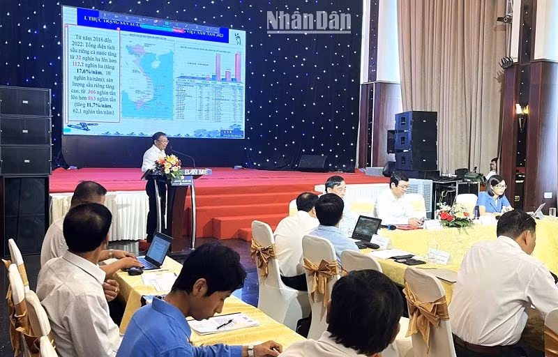 Ông Vũ Đức Côn, Chủ tịch Hiệp hội Sầu riêng tỉnh Đắk Lắk báo cáo về tình hình sản xuất sầu riêng của tỉnh Đắk Lắk.