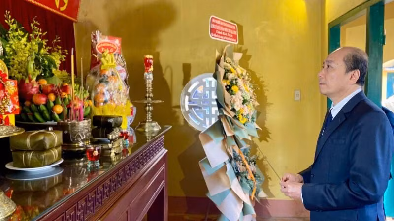 Chủ tịch Ủy ban nhân dân tỉnh Đắk Lắk Phạm Ngọc Nghị dâng hương tưởng nhớ và tri ân các chiến sĩ cách mạng tại Di tích lịch sử quốc gia đặc biệt Nhà đày Buôn Ma Thuột.