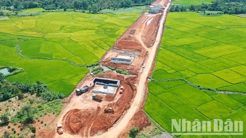 Gói thầu Dự án cao tốc Khánh Hòa-Buôn Ma Thuột đoạn qua tỉnh Đắk Lắk do Tập đoàn Trung Nam thi công đang hình thành. Gói thầu Dự án cao tốc Khánh Hòa-Buôn Ma Thuột đoạn qua tỉnh Đắk Lắk do Tập đoàn Trung Nam thi công đang hình thành.