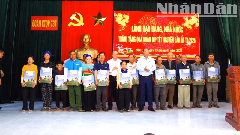 Phó Chủ tịch Quốc hội Trần Quang Phương tặng quà cho các gia đình chính sách có hoàn cảnh khó khăn ở xã biên giới Ia Rvê.