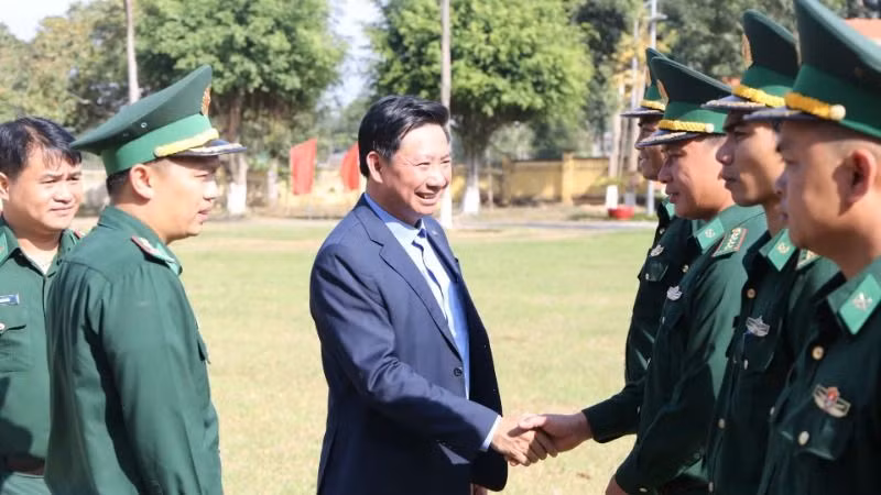 Đồng chí Nguyễn Thượng Hải, Ủy viên Ban Thường vụ Tỉnh ủy, Trưởng ban Tổ chức Tỉnh ủy Đắk Lắk đến thăm, chúc Tết cán bộ, chiến sĩ Tiểu đoàn Huấn luyện-Cơ động.