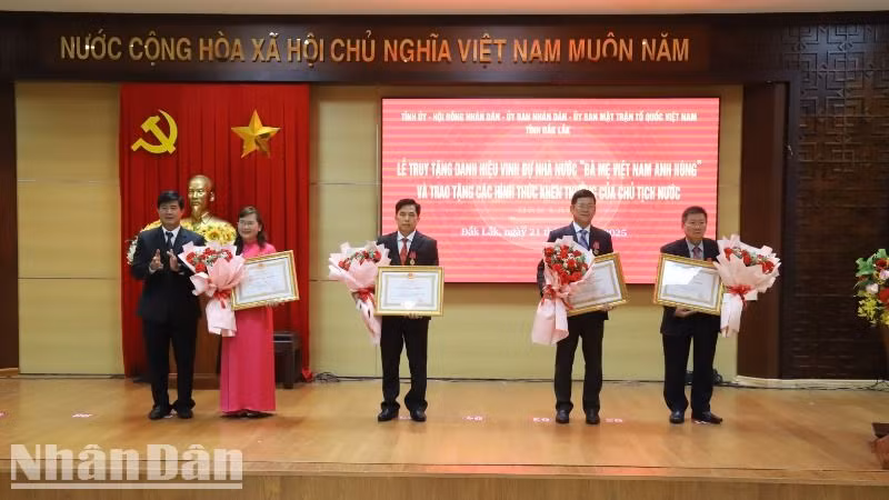 Thừa ủy quyền của Chủ tịch nước, quyền Chủ tịch Ủy ban nhân dân tỉnh Đắk Lắk trao tặng Huân chương Lao động hạng Nhì cho 4 cá nhân.