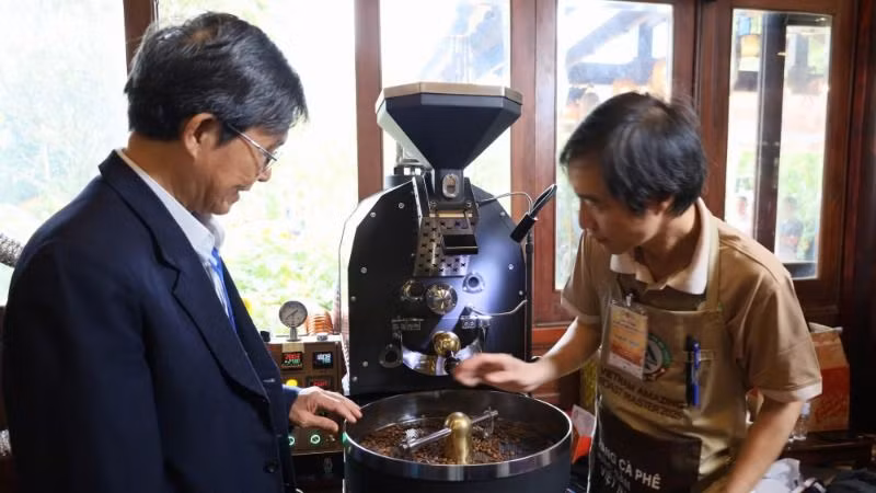 Ban tổ chức cuộc thi kiểm tra máy rang của thí sinh tham gia dự thi.