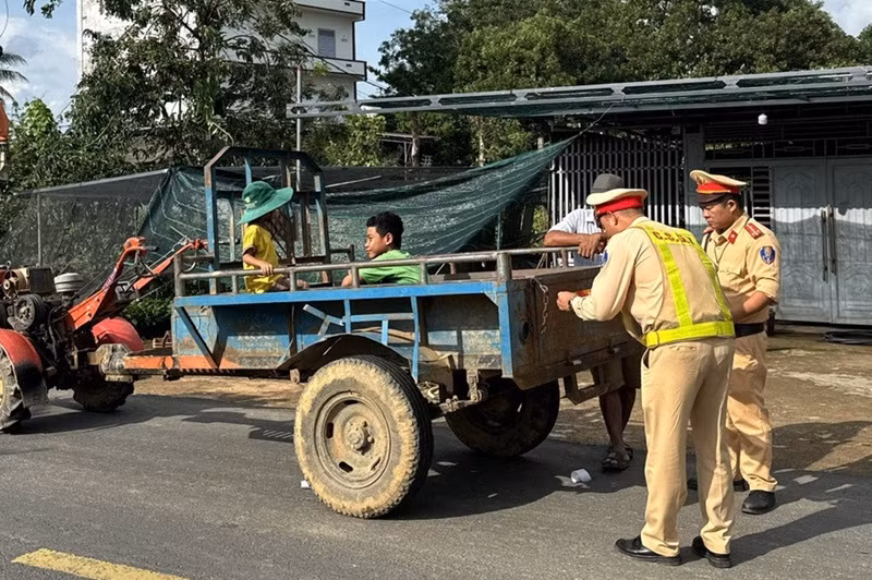 Lực lượng Cảnh sát giao thông, Công an tỉnh Đắk Lắk dán phản quang cho xe công nông góp phần giảm tai nạn giao thông trên địa bàn.